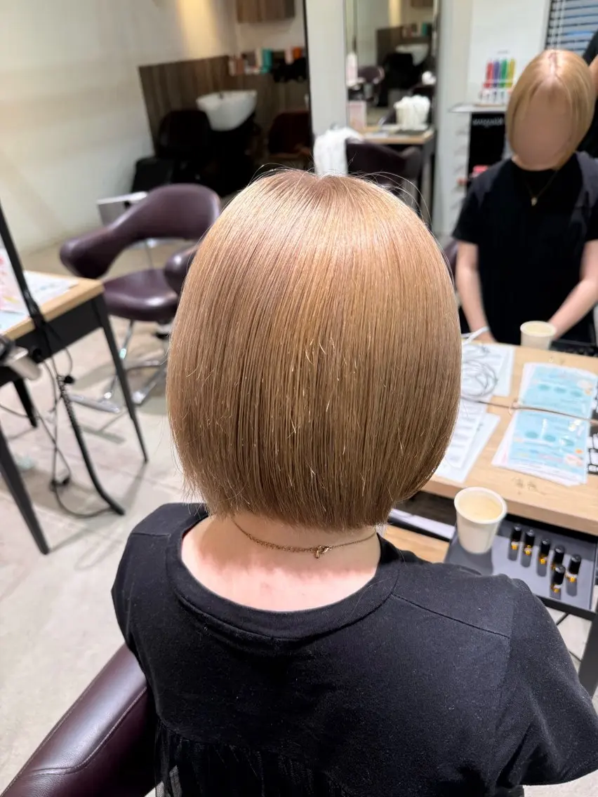 ショート カラー ベージュカラー ハイトーンカラー トリートメント 片山 実莉のヘアスタイル