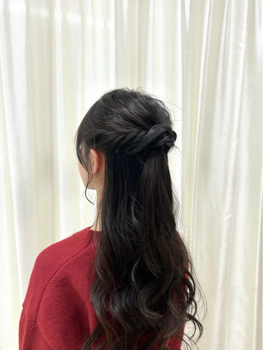 ロング ヘアアレンジ ハーフアップ 髪飾り ヘアセット ❤︎REIKA❤︎ ブリーチなしWカラーのヘアスタイル