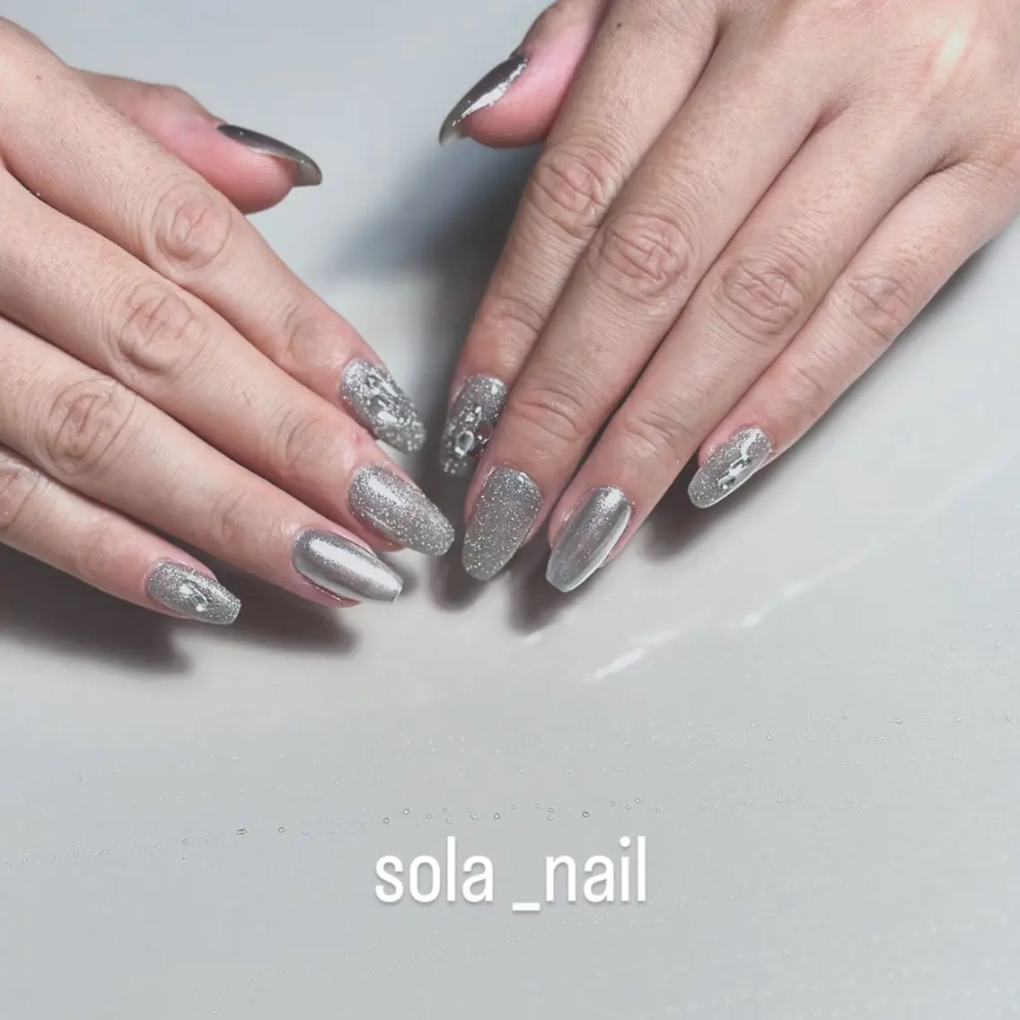 ネイル キラキラネイル ラメ(グリッター) ミラーネイル シルバー ストーンネイル sola nailのネイルデザイン