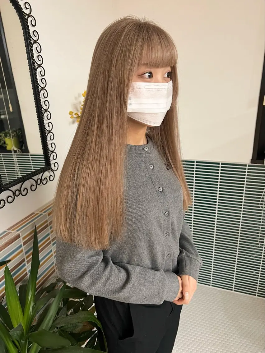ロング ヘアカラー ミルクティーベージュ outaのヘアスタイル