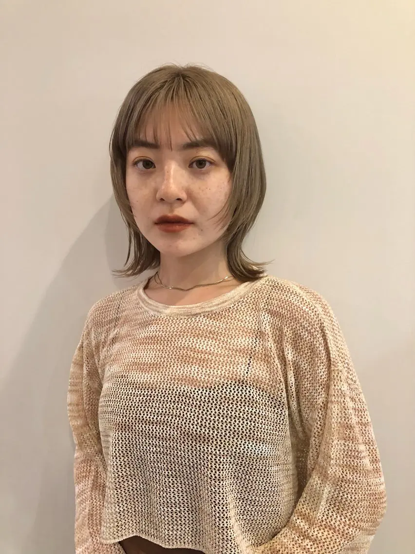 ミディアム カラー ベージュカラー ミルクティーベージュ ウルフカット カット ヘアカラー トリートメント 髪質改善/レイヤー/ お顔まわり/Ami.のヘアスタイル