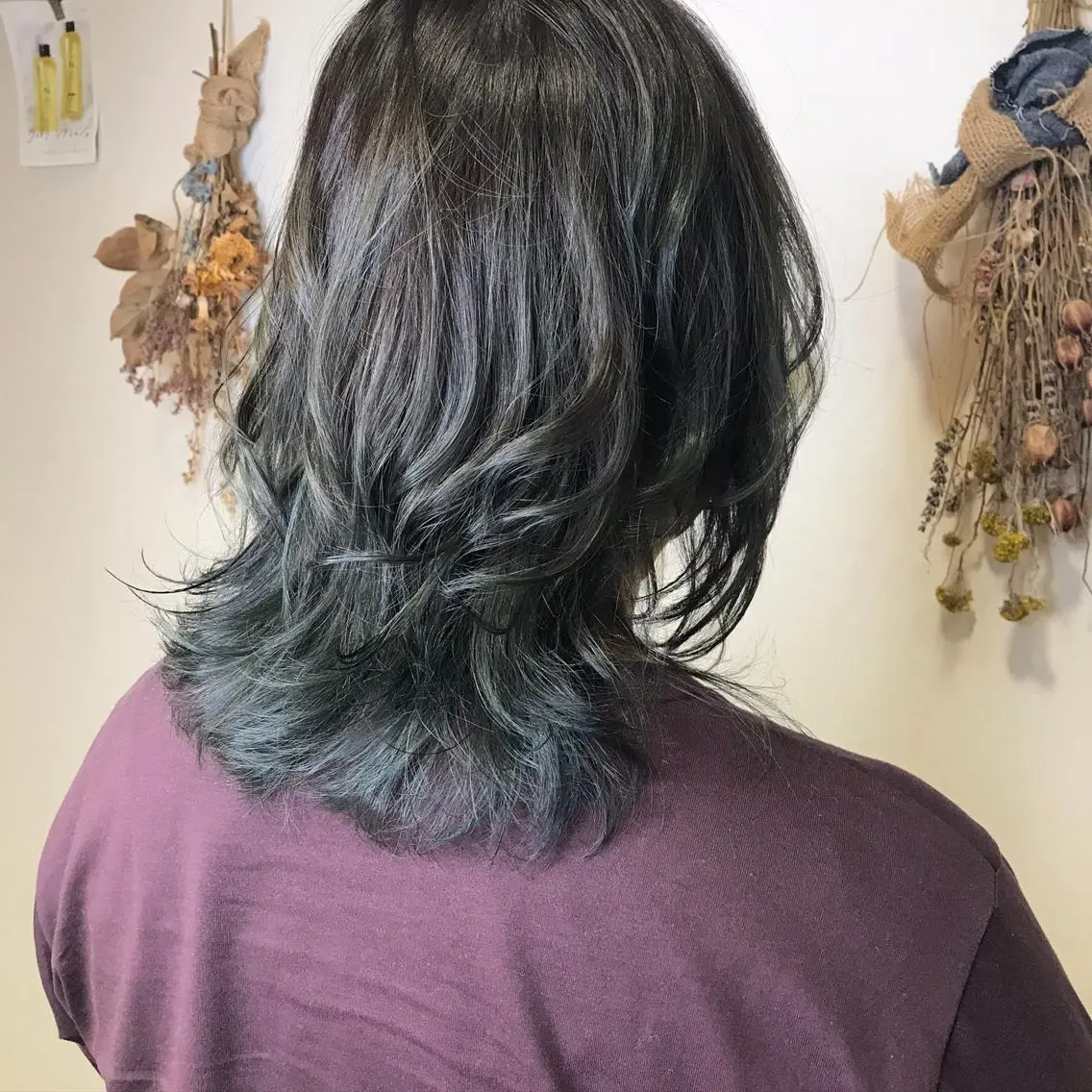 ミディアム カラー グレージュ ミント ウルフカット ヘアカラー トリートメント 松佐 ゆかりのヘアスタイル