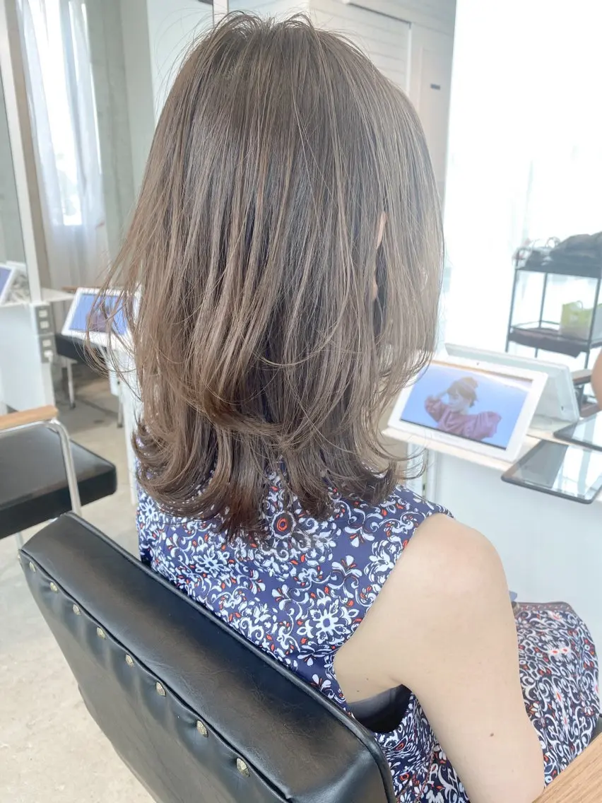ミディアム カラー la fith hinaのヘアスタイル