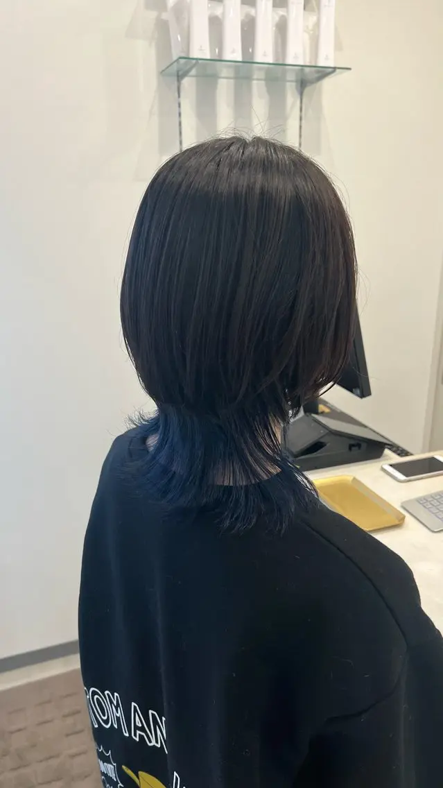 ミディアム カラー ブリーチ ブルーカラー インナーカラー ウルフカット 麻柄 純也のヘアスタイル