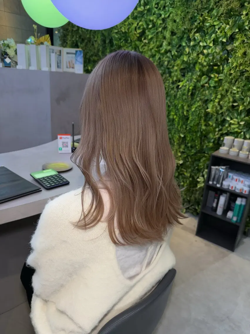 セミロング カラー ベージュカラー ブリーチ ミルクティーベージュ Lolonois池田 代表 鍜治本颯太のヘアスタイル