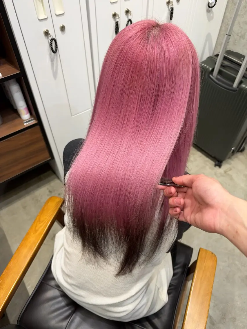 ロング カラー ピンクカラー ホワイトピンク ヘアカラー トリートメント ミルクティー& レイヤーRIKUTOのヘアスタイル
