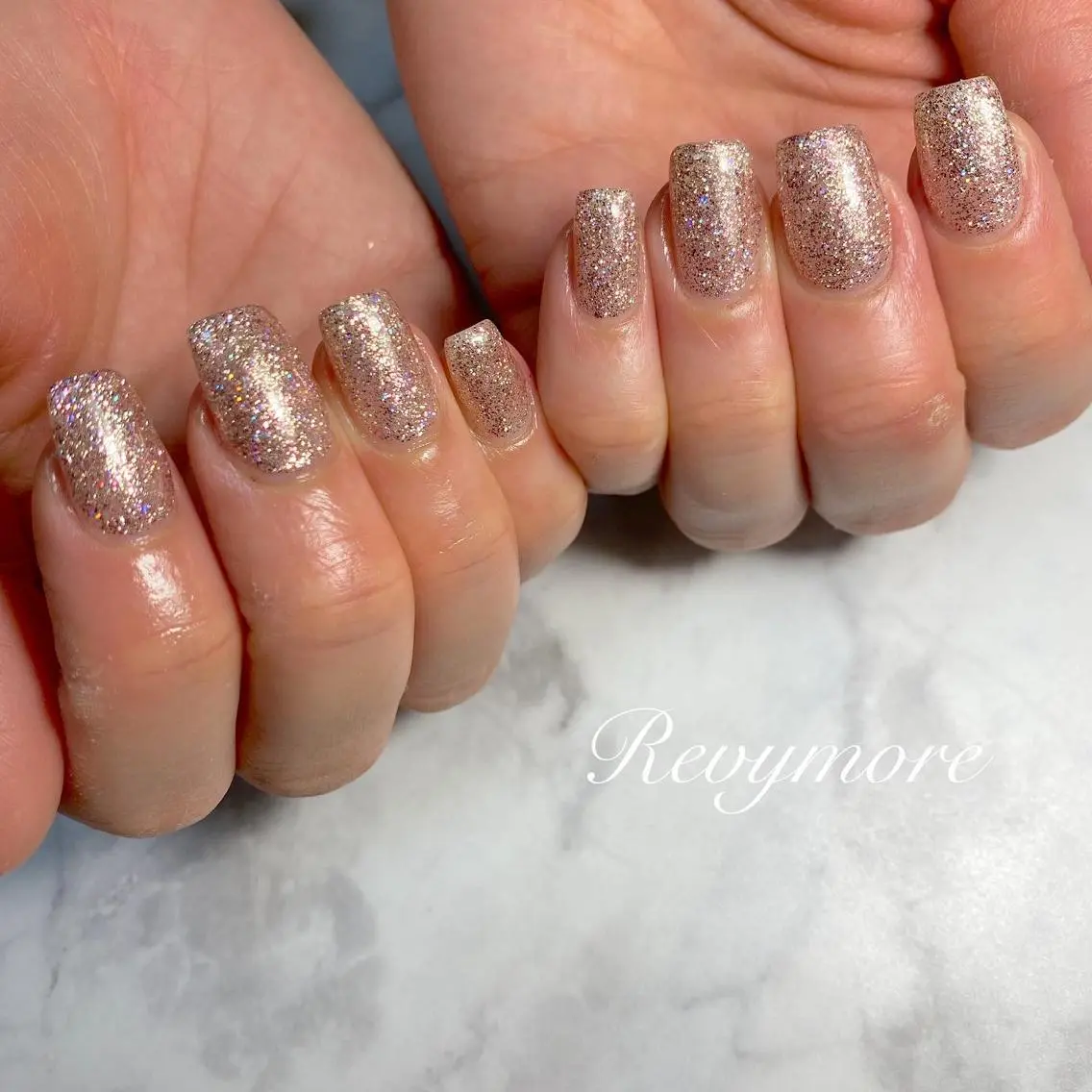 ミディアム ネイル 韓国風ヘア オーロラネイル ブラウン ジェルネイル キラキラネイル nail salon Revymoreのネイルデザイン