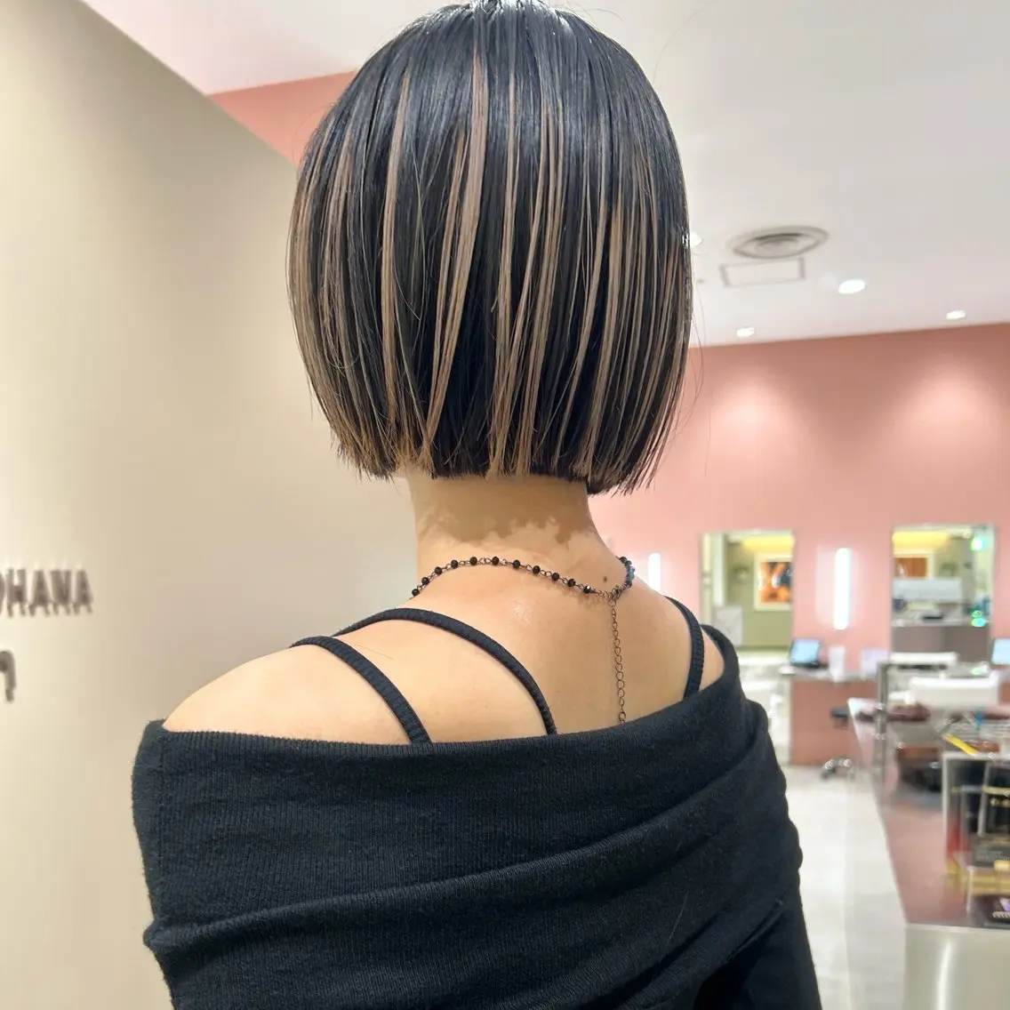 ショート カラー ブリーチ デザインカラー カット ヘアカラー トリートメント ミルクティーベージュ /ブリーチ/Wカラーのヘアスタイル