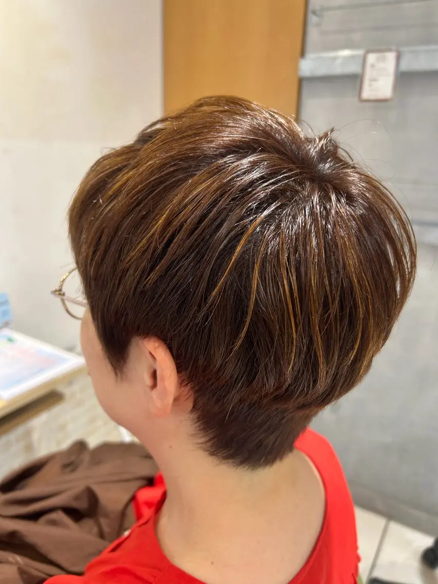 ショート カラー ハイライトカラー レイヤーカットのヘアスタイル