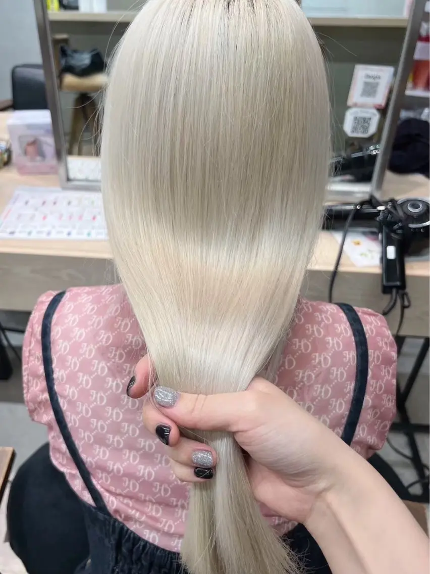 【ケアブリーチ2回🤍】抜きっぱなしホワイトカラーの写真