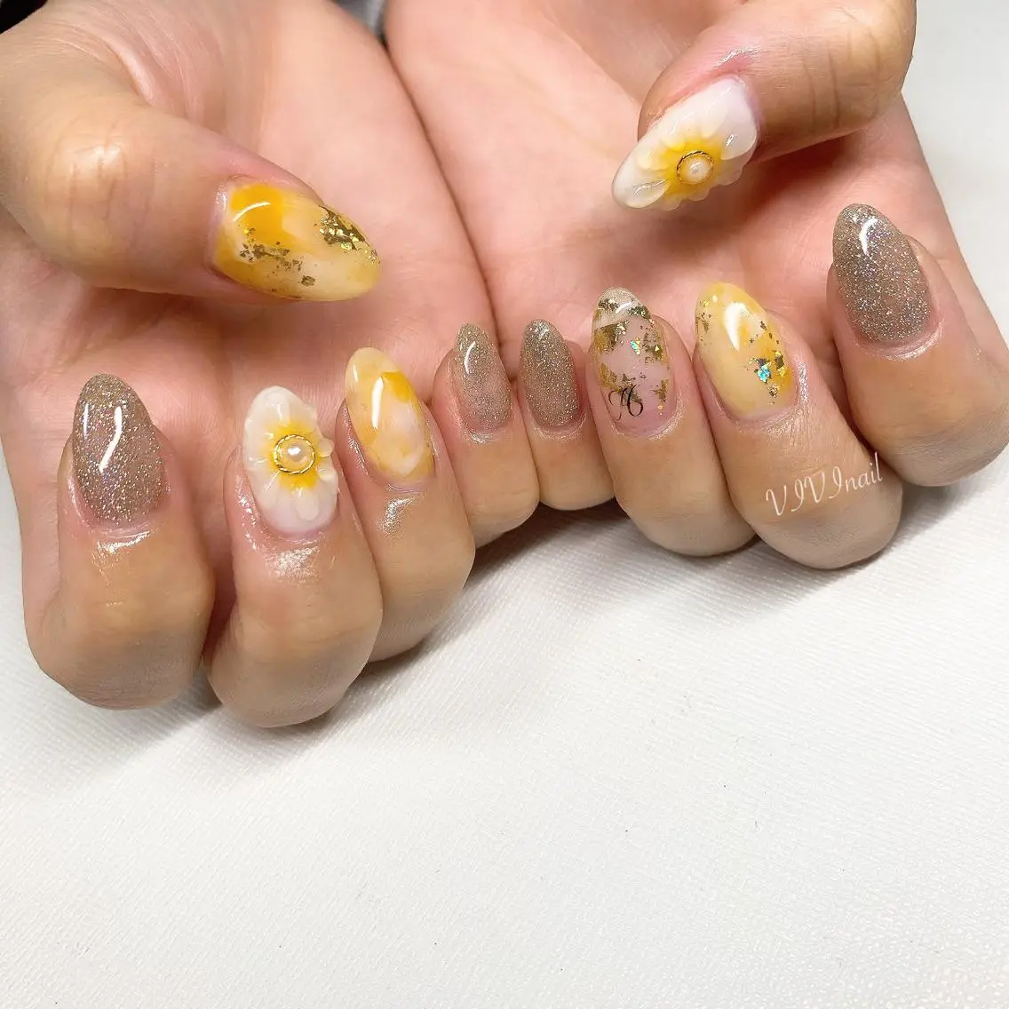 ネイル フラッシュネイル 夏ネイル 黄色 ハンドネイル vivi nailのネイルデザイン