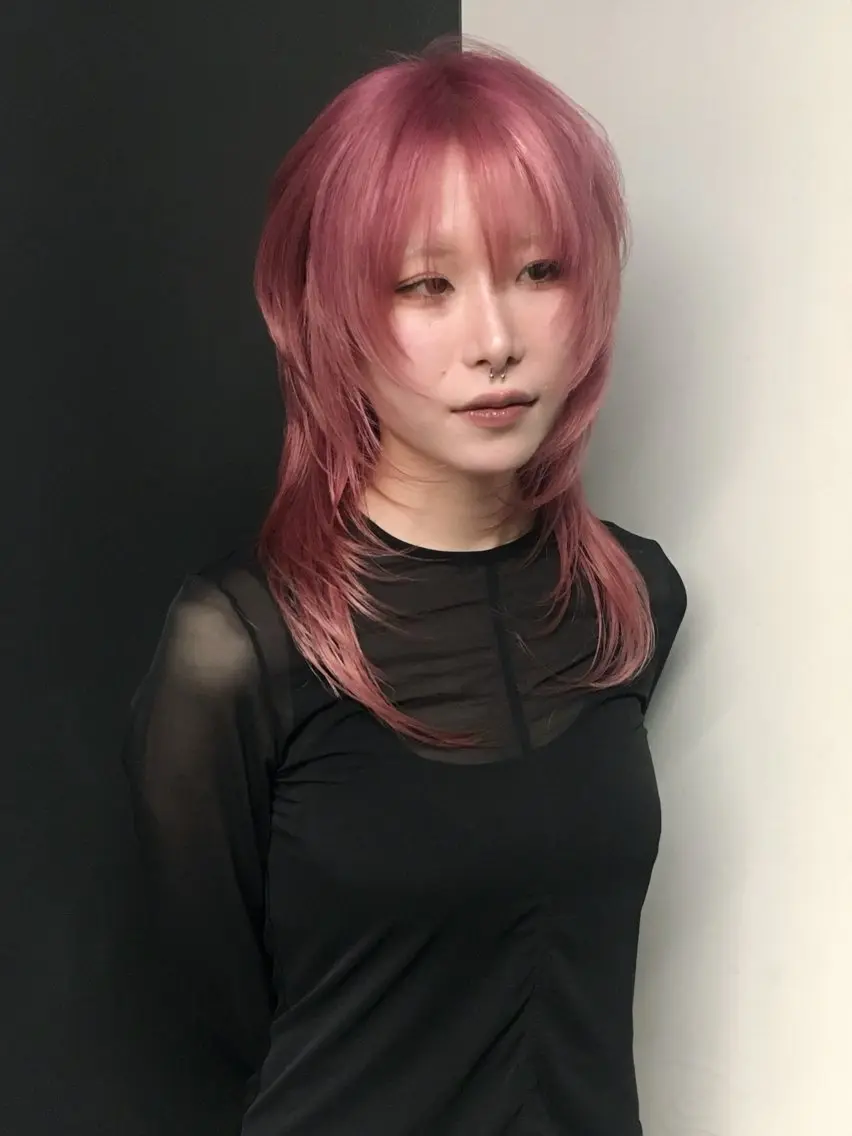 ミディアム ミディアムレイヤー デザインカット 顔まわりレイヤー ハッシュカット レイヤーカット 奈良 伶華のヘアスタイル
