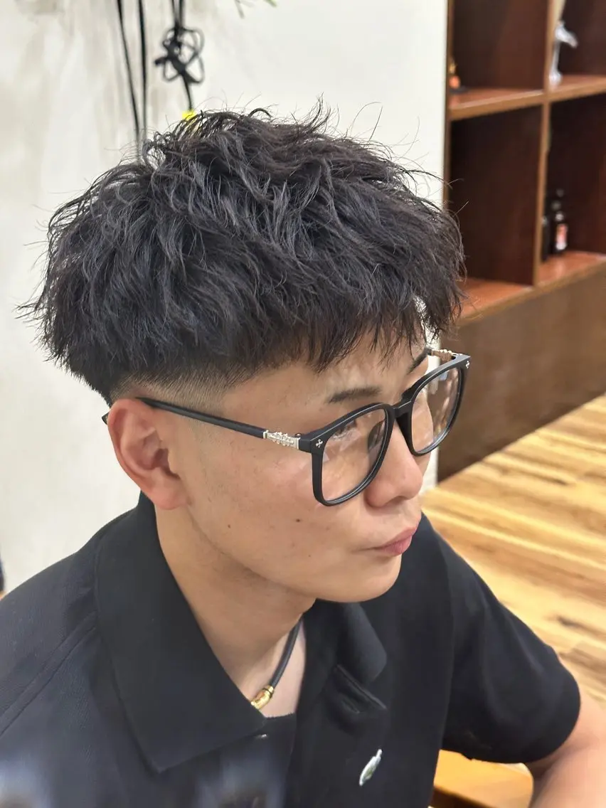 ショート パーマ メンズ フェードカット メンズパーマ ショートヘア カット パーマ メンズパーマ RYUKIのヘアスタイル