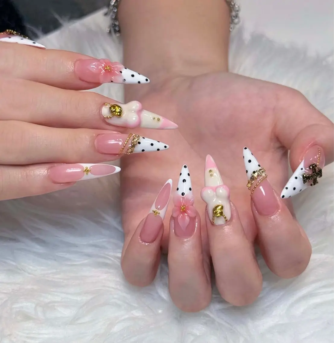 ネイル チークネイル ドット フレンチネイル グラデーション ハート ハンドネイル ハンドケア Eli Muse 新宿ネイルのネイルデザイン
