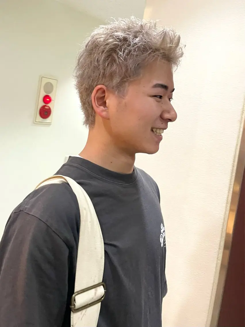 ショート カラー リベルテ新宿 顔周りレイヤー/艶髪のヘアスタイル