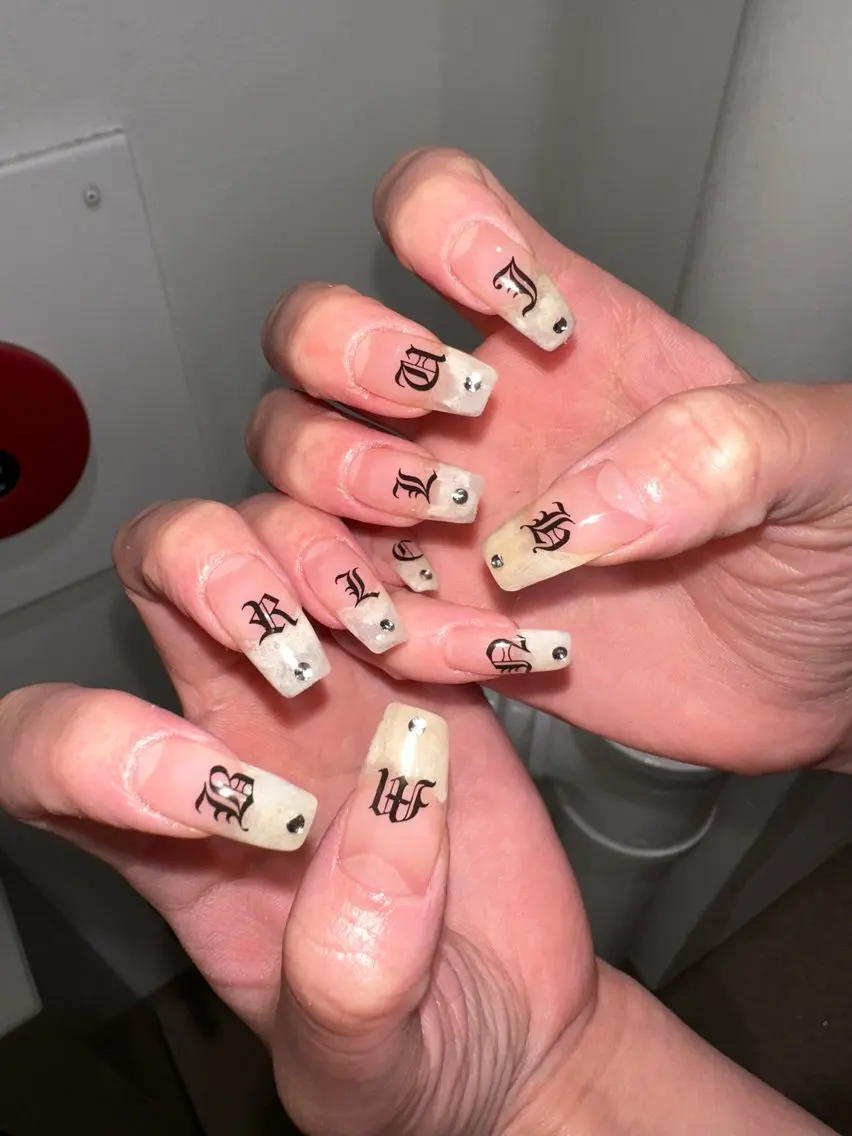 ネイル アートネイル フレンチネイル キラキラネイル ラメ(グリッター) ロングネイル SHIORI 📍渋谷 / 円山町のネイルデザイン