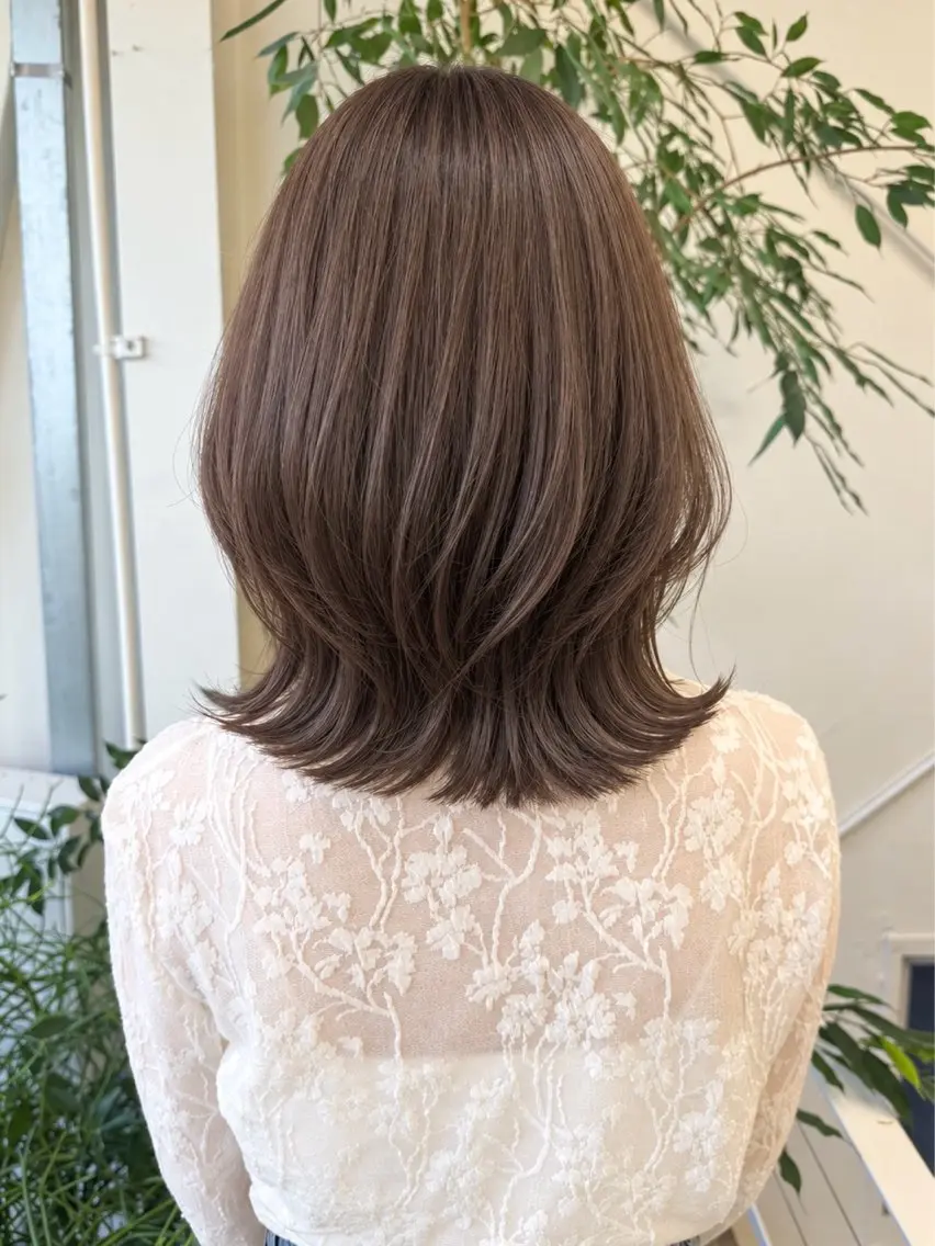 ミディアム カラー ベージュカラー オリーブベージュ くびれヘア くびれレイヤー レイヤーカット 角岡 真帆/ボブ/髪質改善のヘアスタイル