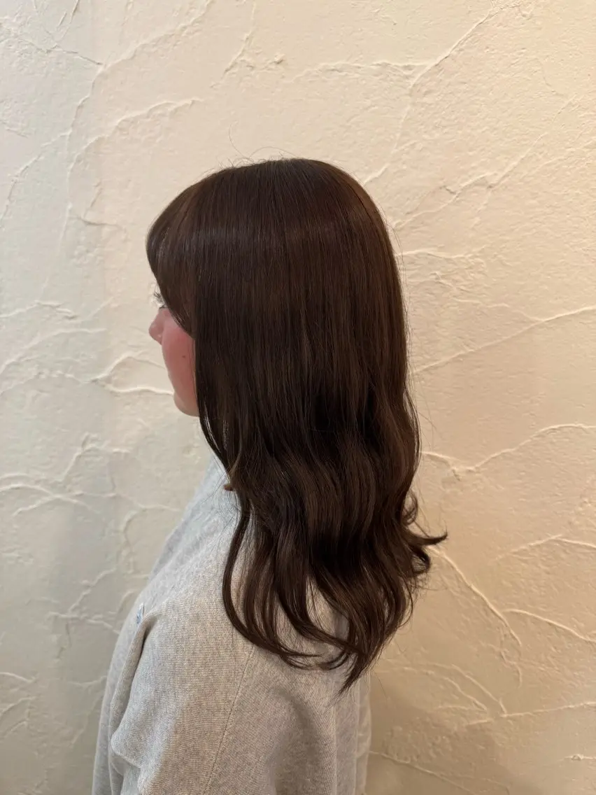 ミディアム カラー 浦野 妃菜のヘアスタイル