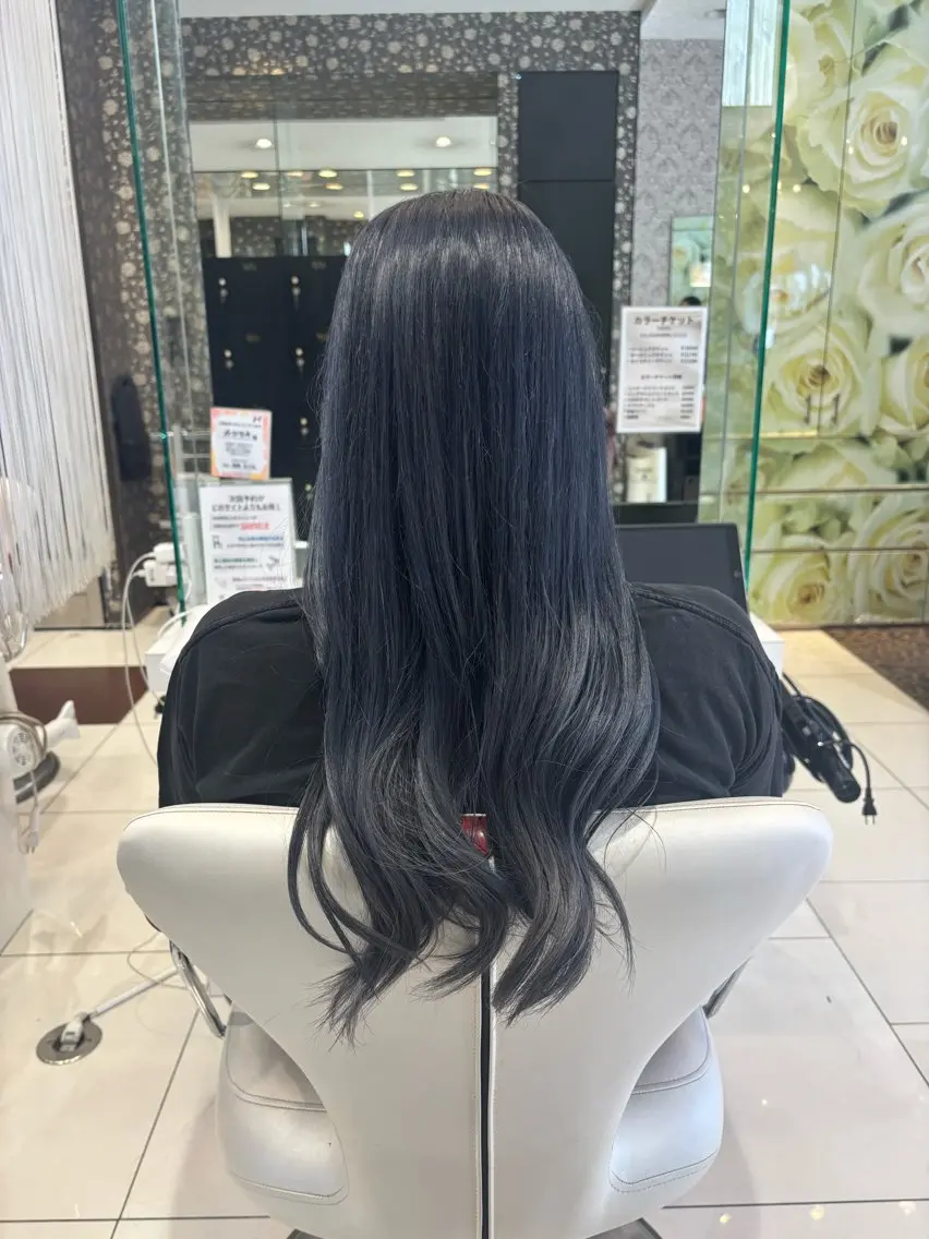 ロング カラー ヘアアレンジ ネイビーカラー ハイトーンブリーチ有 ブリーチ無しお任せのヘアスタイル