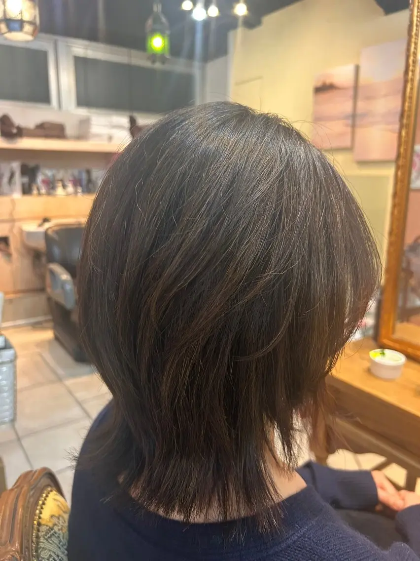 ミディアム くびれヘア カット 白髪ぼかしハイライト 🌈福士由美子のヘアスタイル