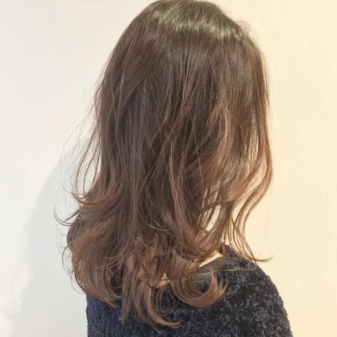 ミディアム カラー レイヤーカット 岡邉 隆太のヘアスタイル