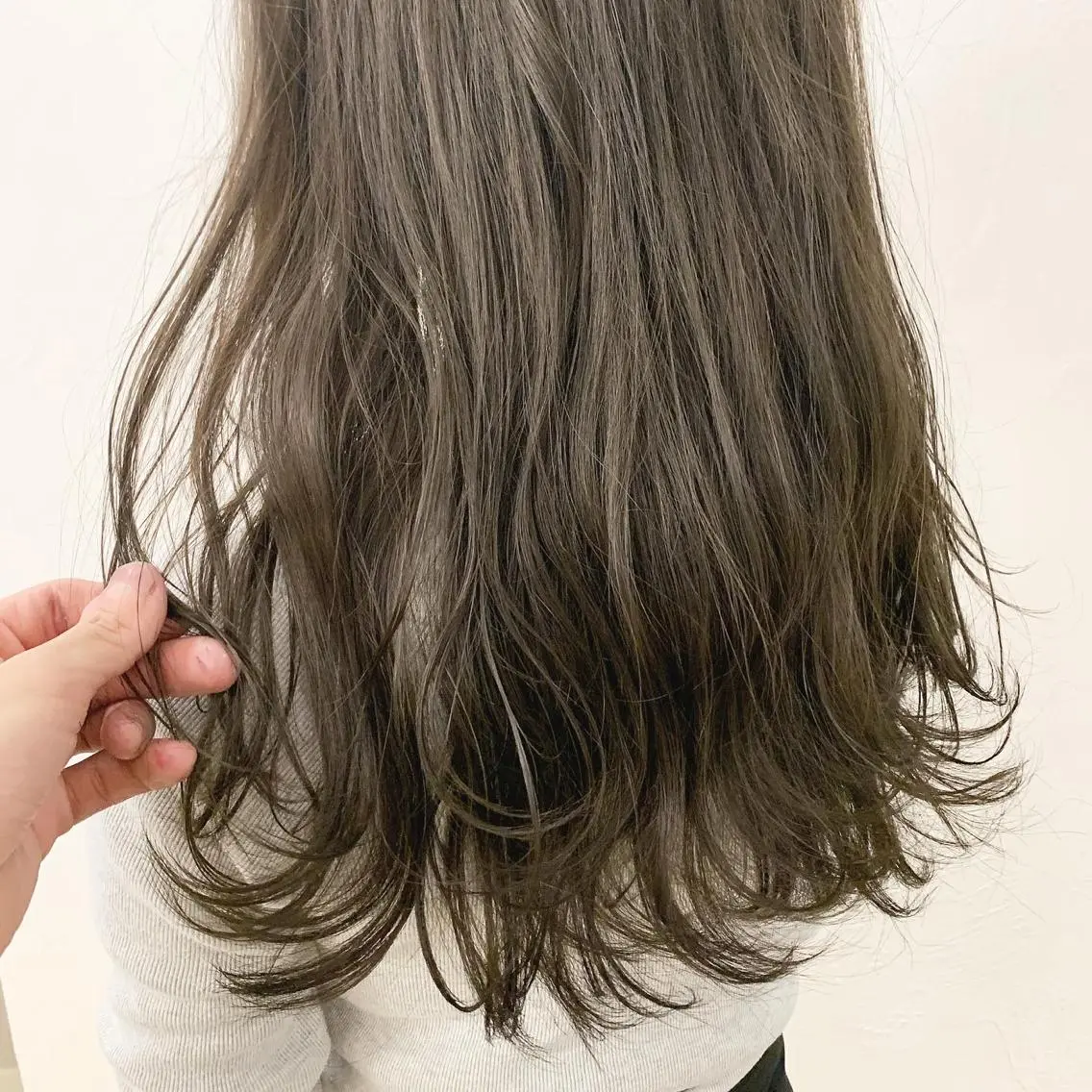 ミディアム カラー ネイル ハイトーンボブ 前田 表参道　グレージュのヘアスタイル
