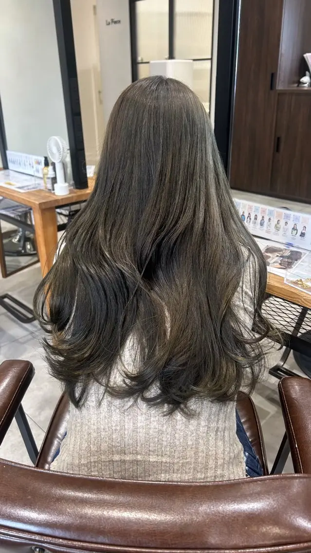 ロング カラー ブリーチ グレージュ ブリーチなしカラー オリーブグレージュ オリーブグレー ヘアカラー オリーブベージュ/ ブリーチなし透明感のヘアスタイル