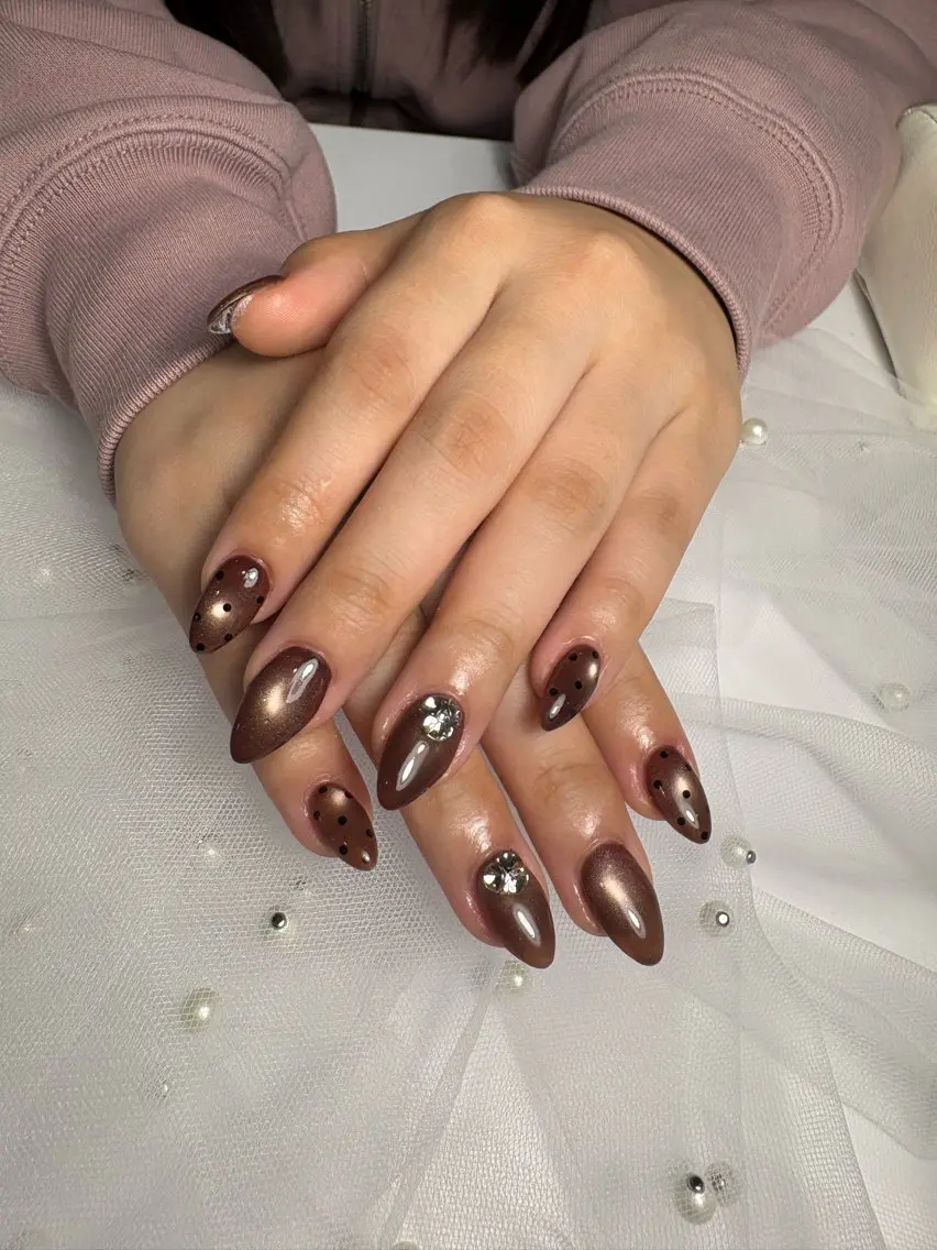 ネイル ブラウン ドット マグネットネイル ハンドネイル Ema Nail 東梅田店ミキのネイルデザイン
