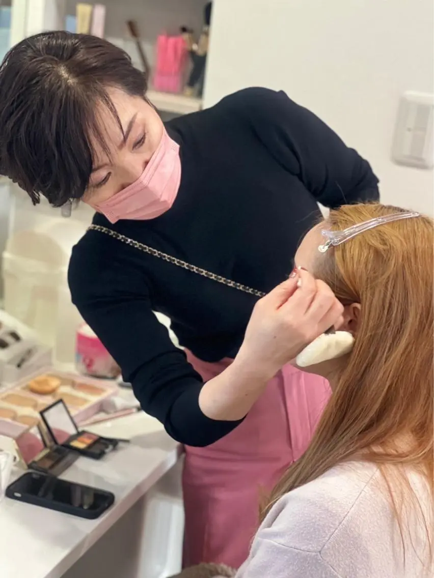 アドバンスコース➕メイク　　　　　　　　　　　　　　　　　　フェイシャルエステの後のなりたい顔にメイクで変身‼️の写真