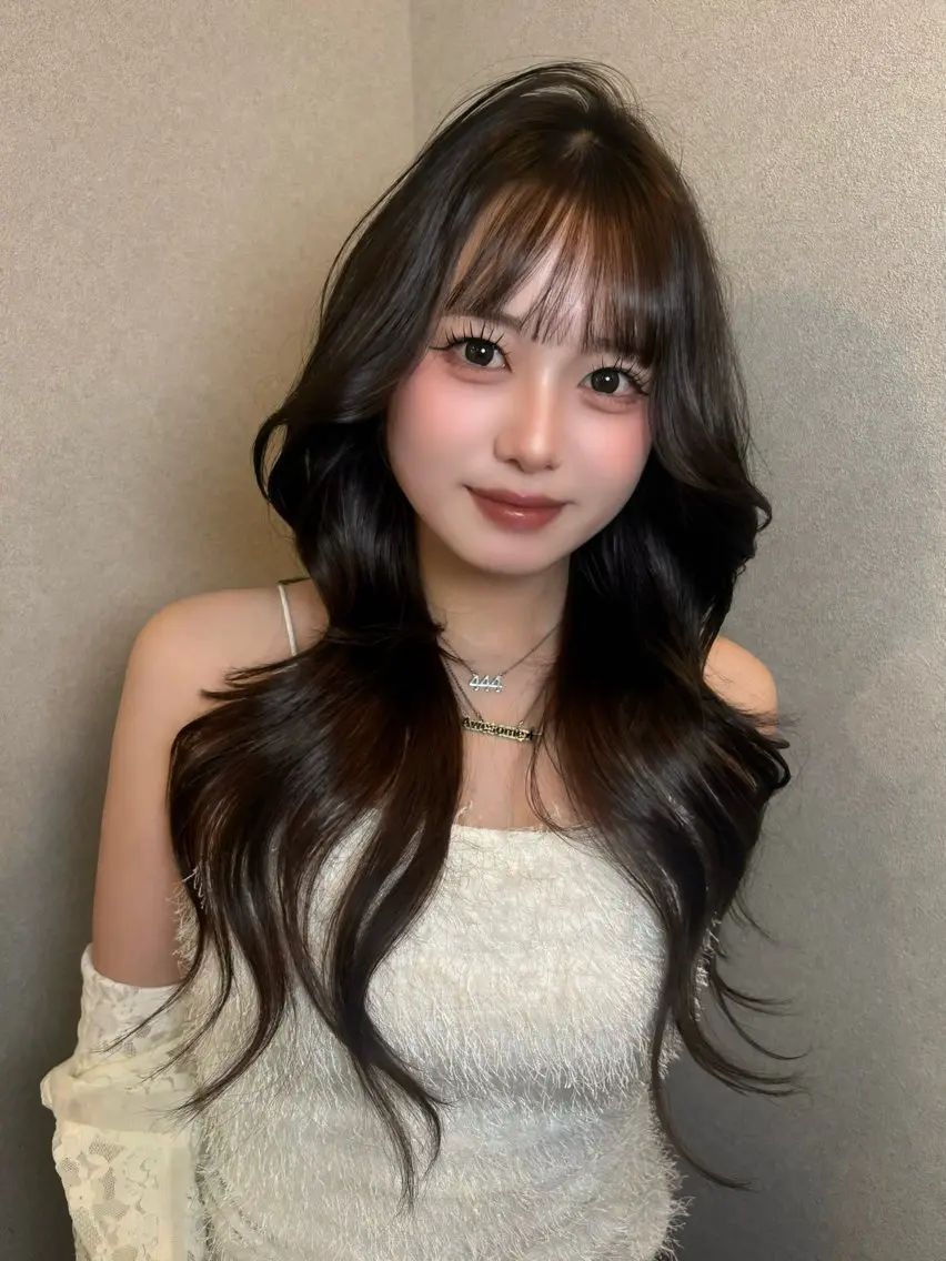 ロング チョコレートブラウン くびれヘア 韓国風ヘア レイヤーカット カット ヘアカラー SEIRA 透明感 /赤み消しのヘアスタイル