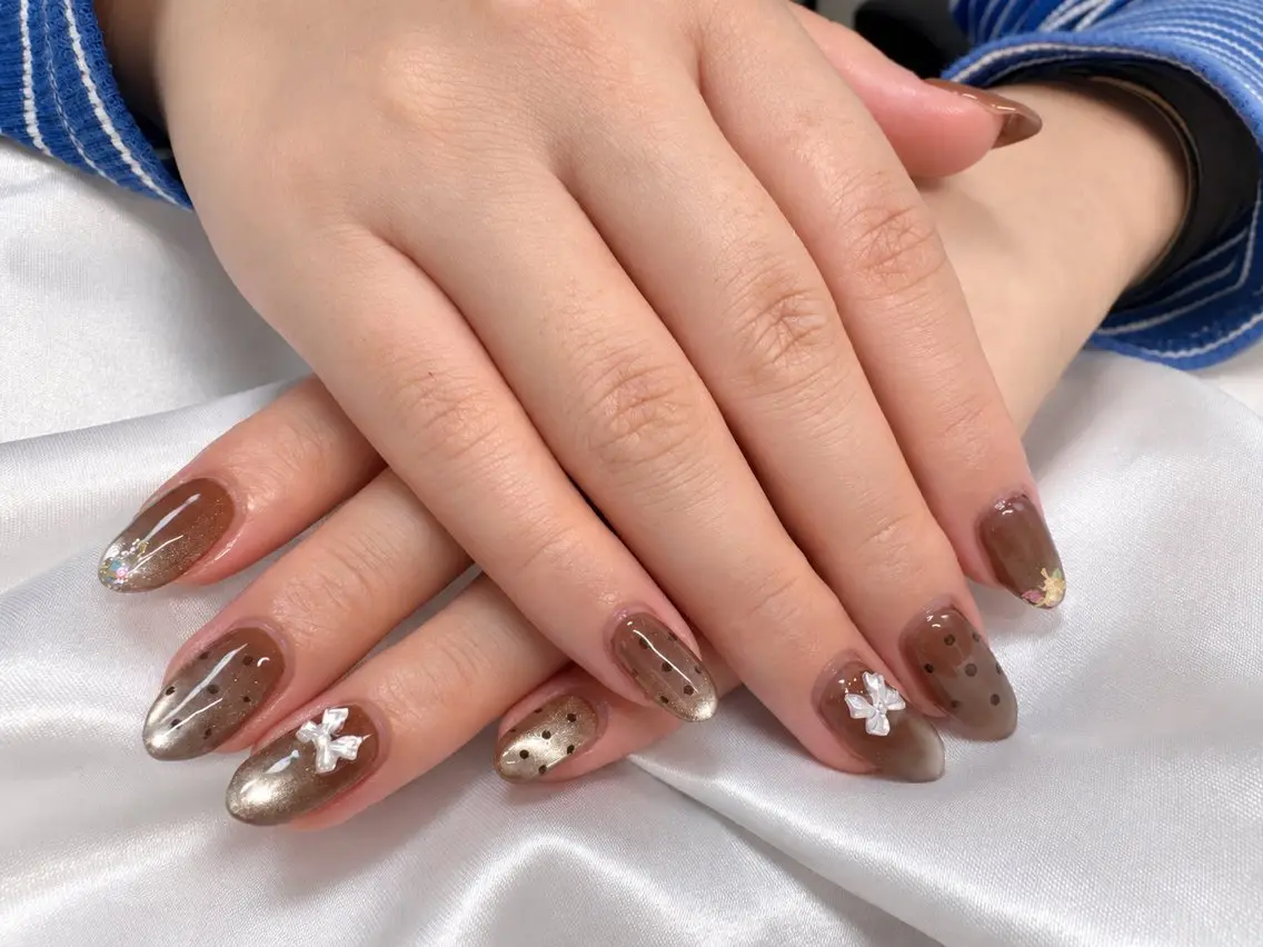 ネイル ブラウン ドット キラキラネイル マグネットネイル リボン VI NAILのネイルデザイン