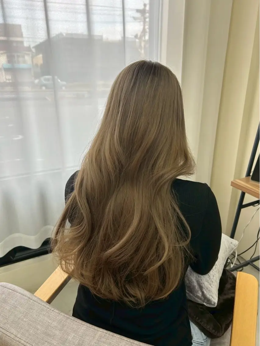 ロング ヘアカラー 尾崎 虹美のヘアスタイル