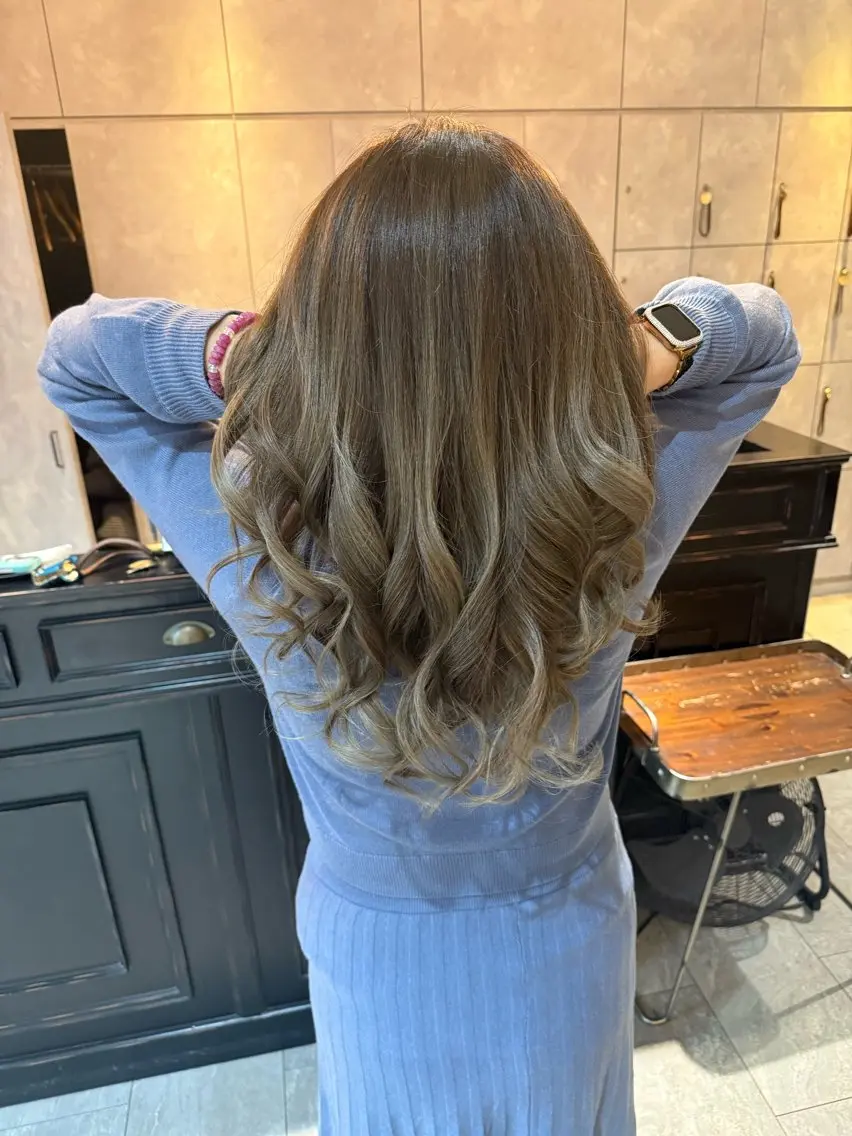 ロング カラー ヘアアレンジ 透明感カラー ハイライトカラー イルミナカラー ハイライト トリートメント カット ヘアカラー トリートメント BRAIDS💎愛子 大人ハイライト💎のエステ・リラクイメージ