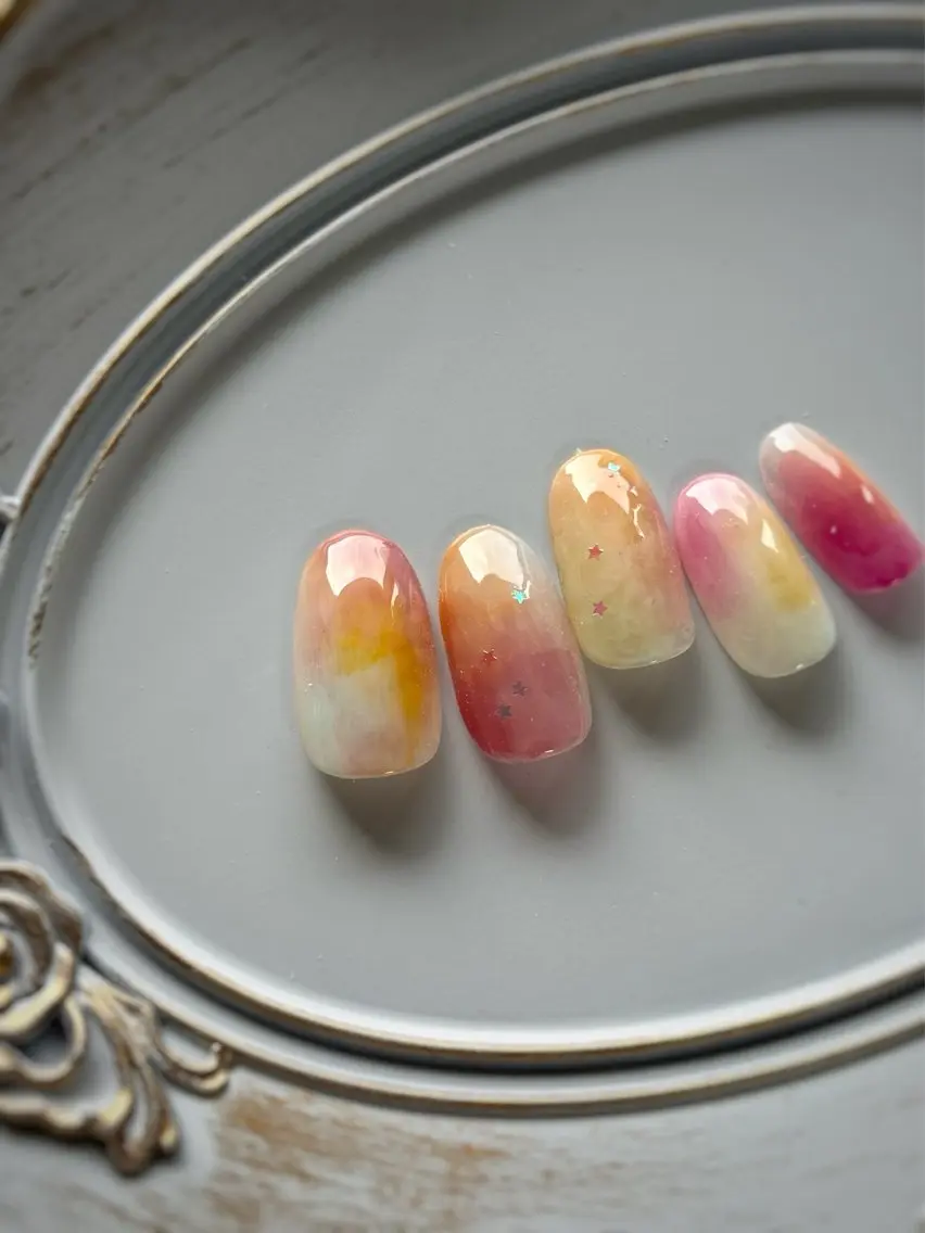 ネイル ホログラムネイル ニュアンスネイル 春ネイル ハンドネイル FIORITURA Maikoのネイルデザイン