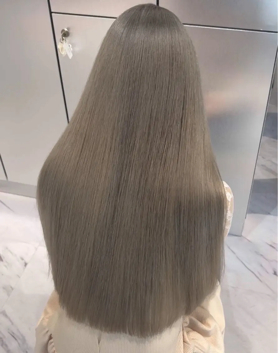 ロング VEGA ヒカル 艶髪ハイトーン天神のヘアスタイル