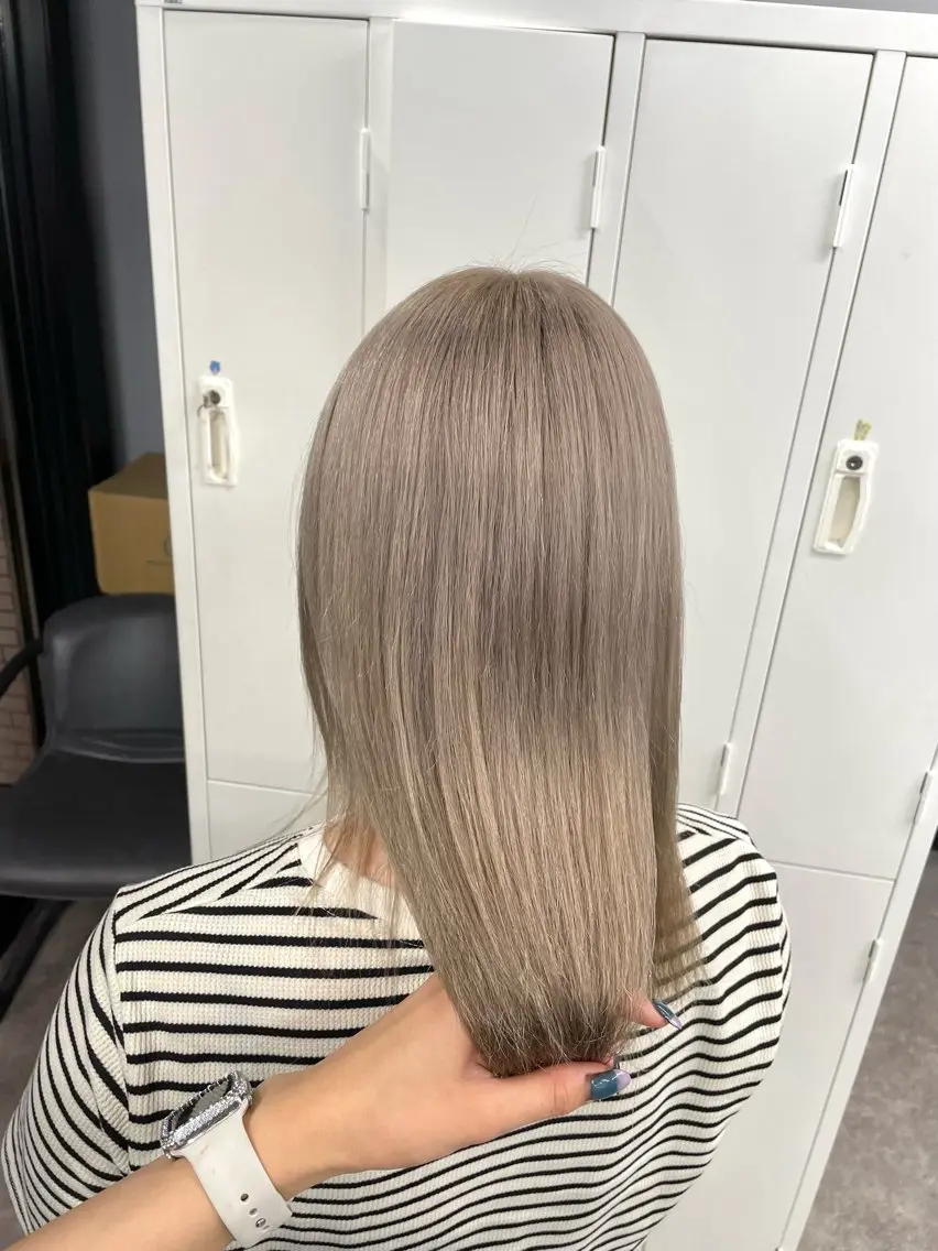 ミディアム カラー ベージュカラー ミルクティーベージュ 🩵ハイトーン/ レイヤーYUZU🩵のヘアスタイル