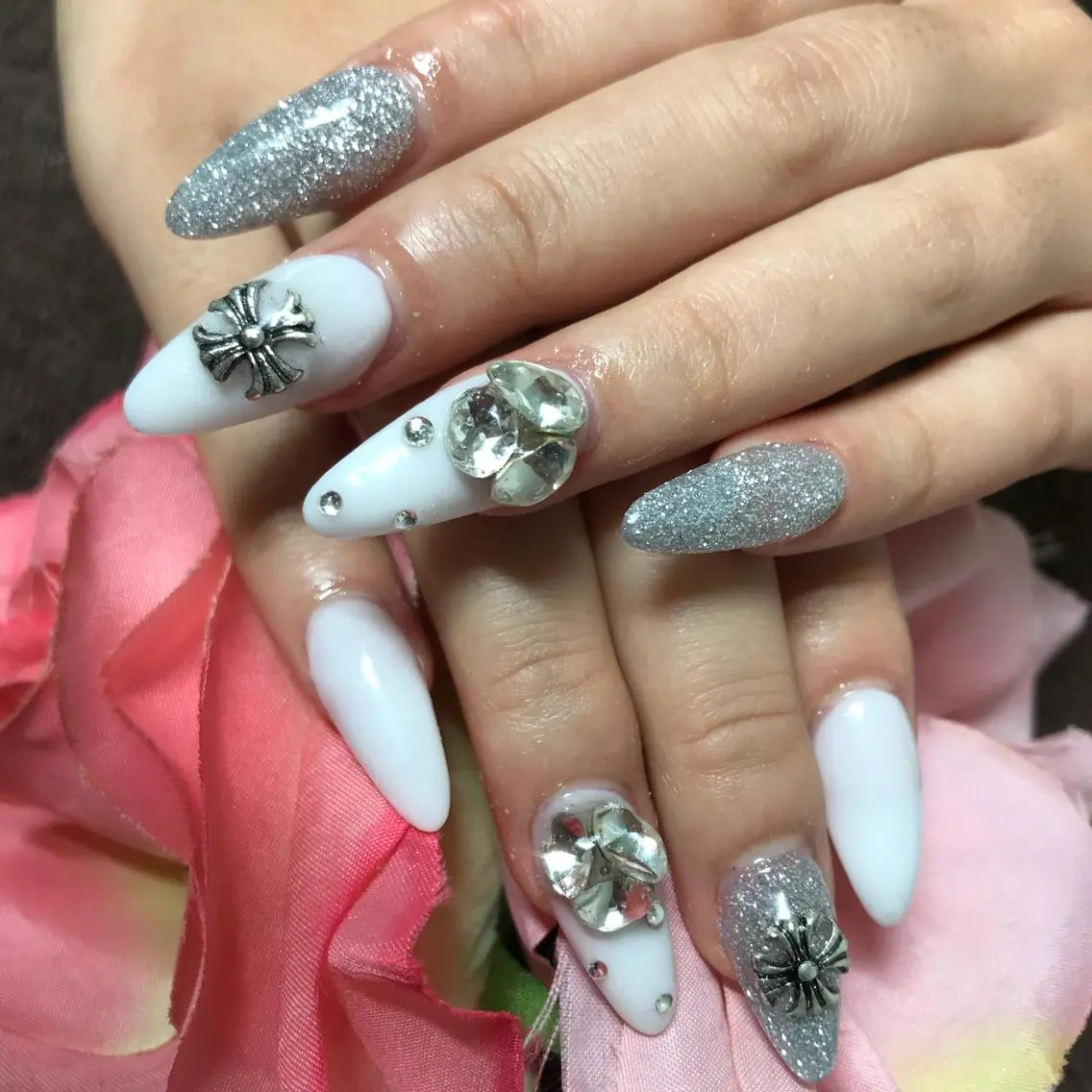ミディアム ネイル アートネイル ストーンネイル ハンドネイル 《LB》ラブリエ Nail&eyeのマツエク・マツパデザイン