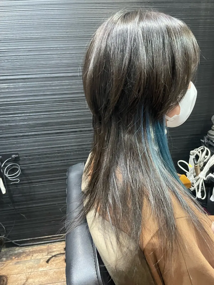 ミディアム カラー ブリーチ ブルーカラー ウルフカット カット ヘアカラー トリートメント 山本 雅由のヘアスタイル