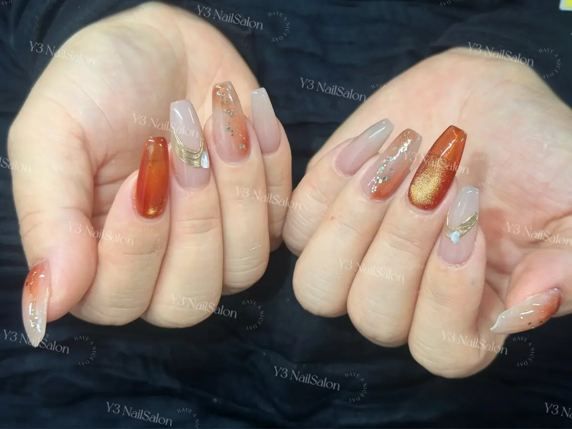 ネイル ゴールド ラメ(グリッター) マグネットネイル オレンジ ハンドネイル Y3 NailSalonのネイルデザイン