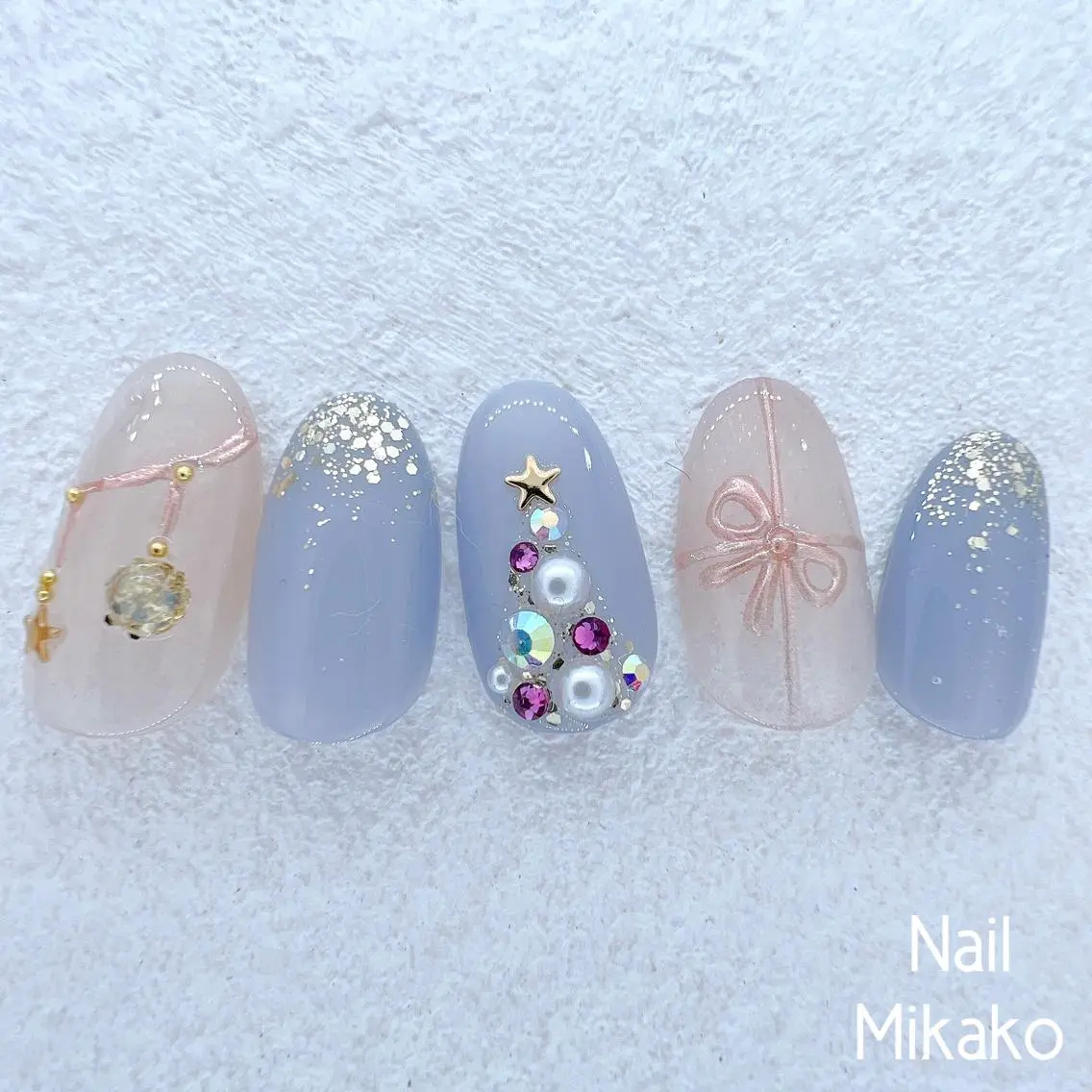 ネイル リボン ストーンネイル 冬ネイル クリスマス Nail Mikakoのネイルデザイン