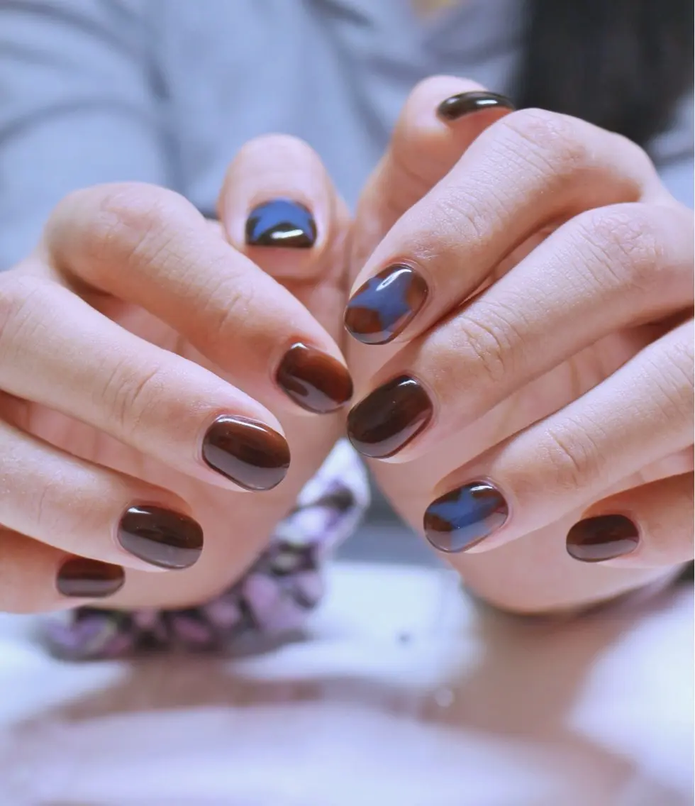 ネイル ブルー ブラウン 韓国ネイル ワンホンネイル ハンドネイル Baku Nailsのネイルデザイン