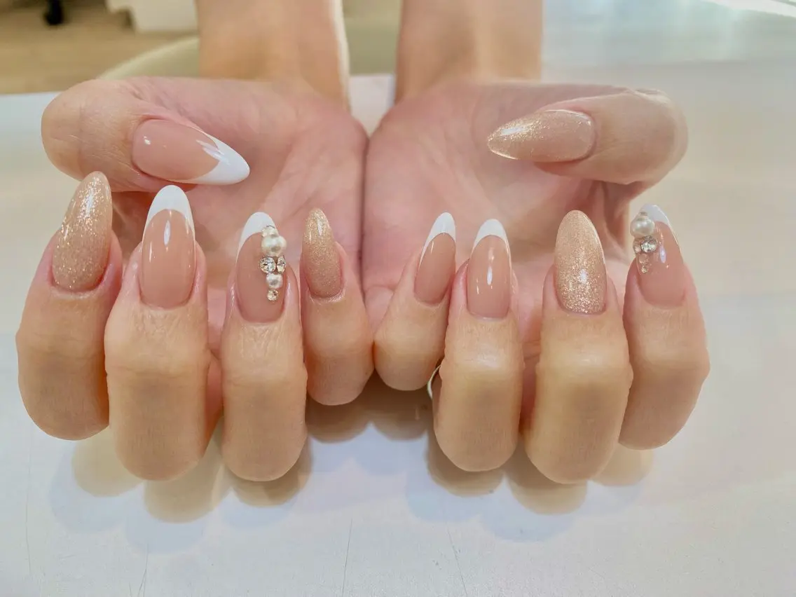 🎀フレンチ+色ベース🩷オフ・お爪の形整え・甘皮のお手入れ(ドライケア) 込み¥8,800の写真