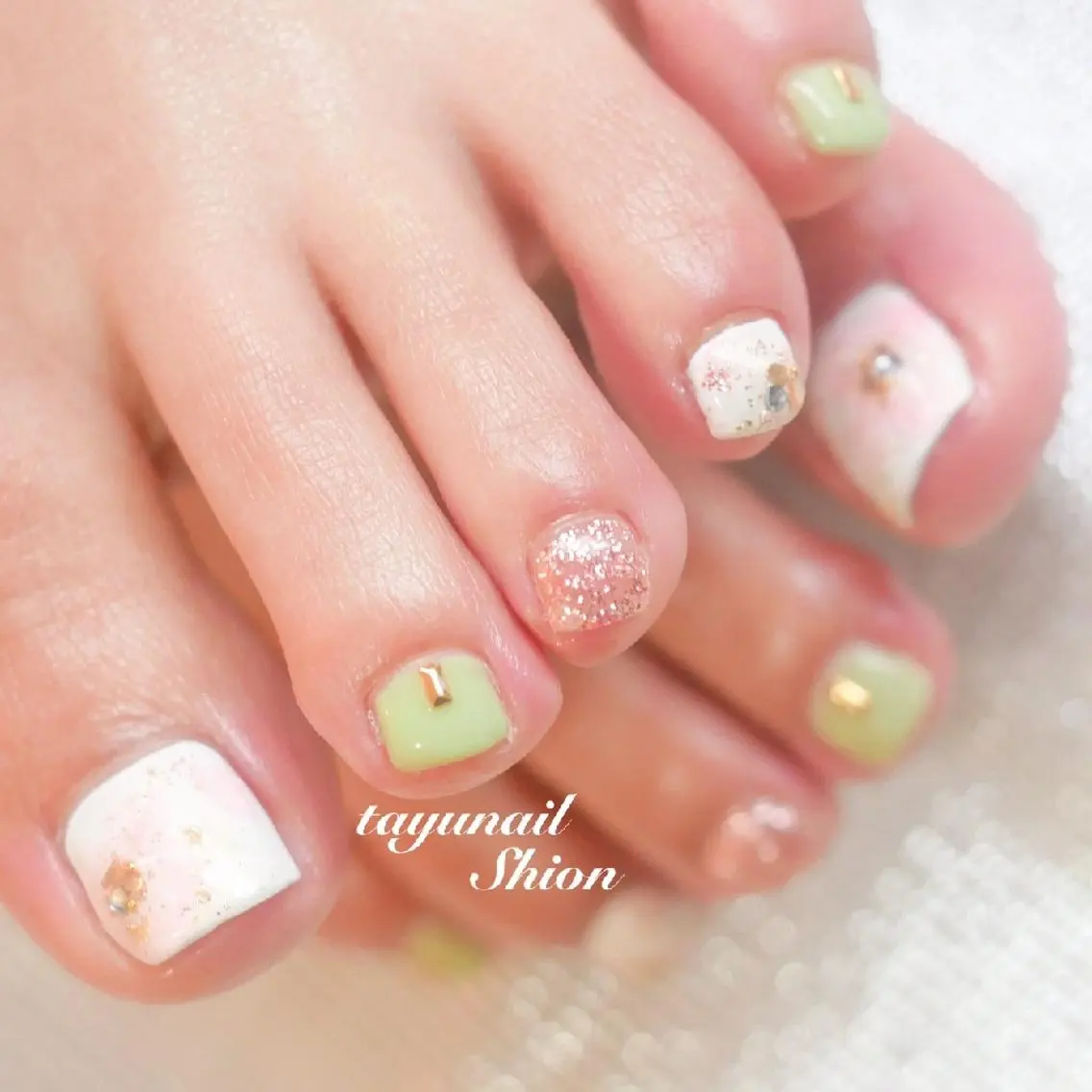 ネイル ブルー 桜ネイル フットネイル ジェルネイル グリーン ネイルサロン 【たゆnail】のネイルデザイン