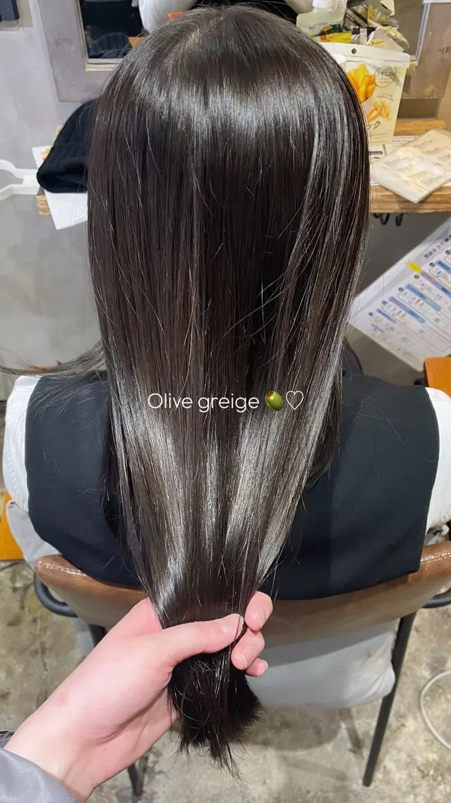 ロング カラー グレージュ オリーブグレージュ オリーブグレー ヘアカラー トリートメント おくにし はなのヘアスタイル