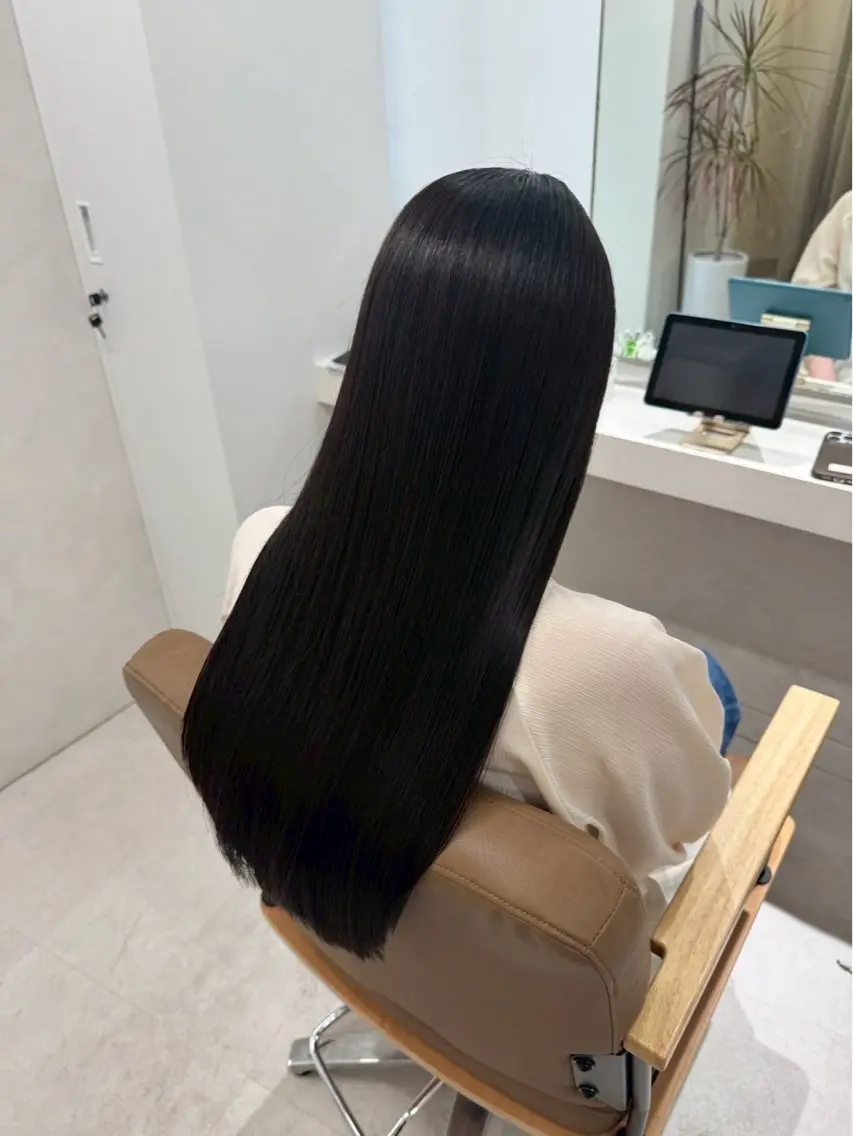 ロング カラー SLASHスラッシュ 小西結奈のヘアスタイル