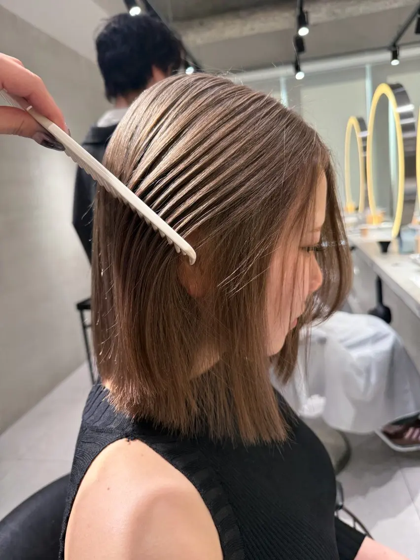 ロング カラー ベージュカラー ブリーチ 透明感カラー グレージュ ハイトーンカラー ヘアカラー 佐渡優 365連勤する美容師のヘアスタイル