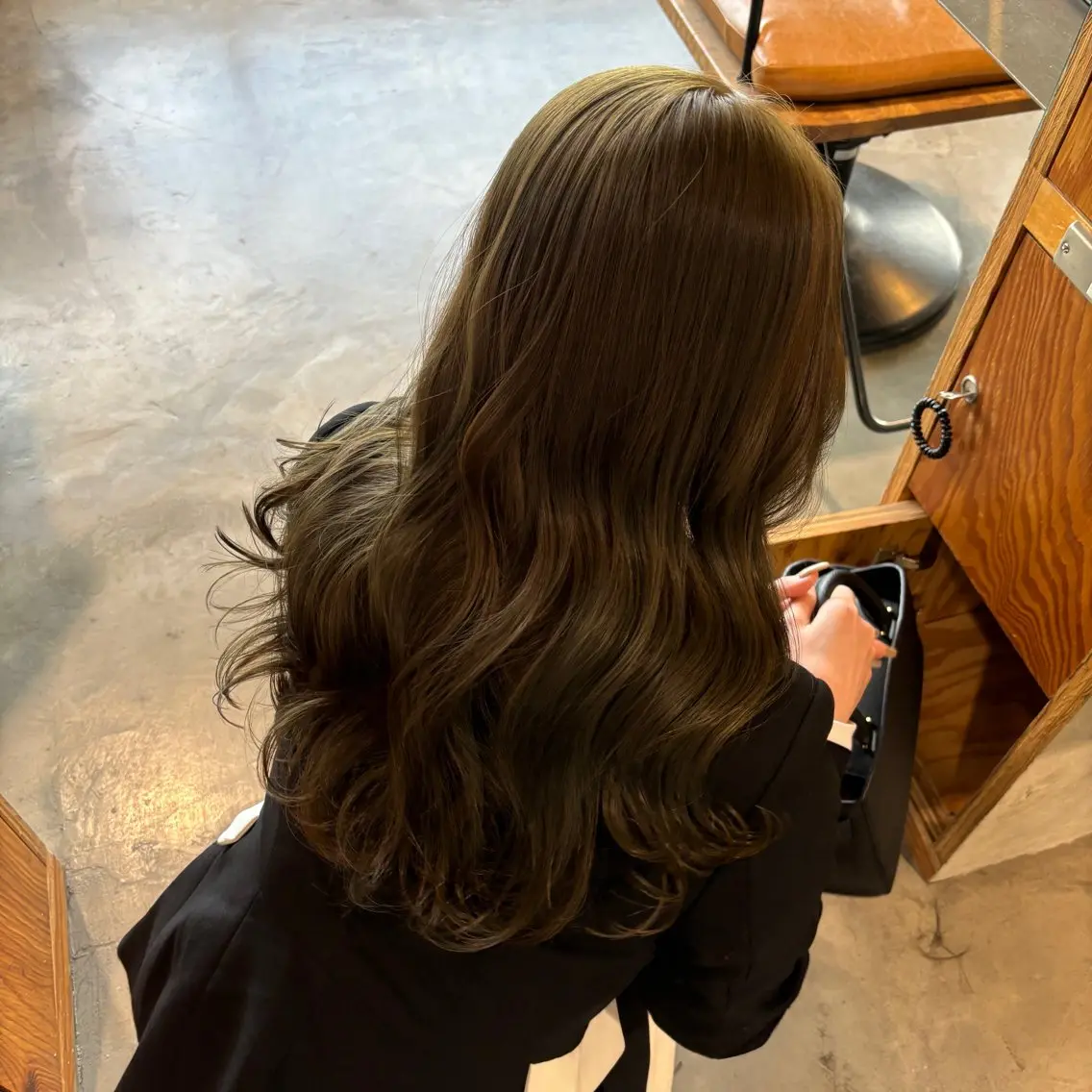 ロング カラー ベージュカラー オリーブベージュ 小木曽 里華のヘアスタイル
