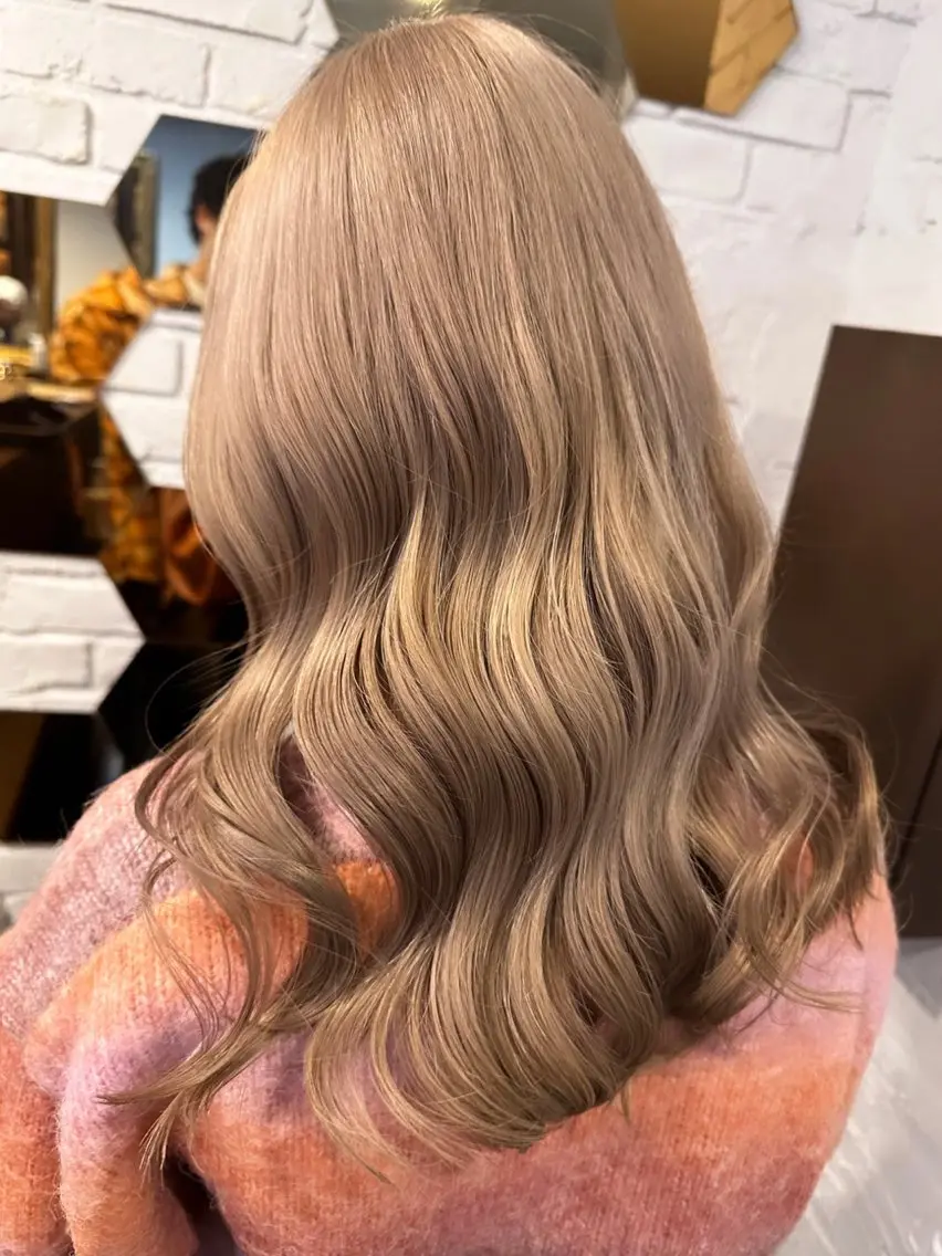 ロング カラー ヘアアレンジ ベージュカラー ブリーチ イヤリングカラー ハイトーンカラー ミルクティーベージュ カット ヘアカラー トリートメント 髪質改善/レイヤー 縮毛矯正/ケラチン耀のヘアスタイル