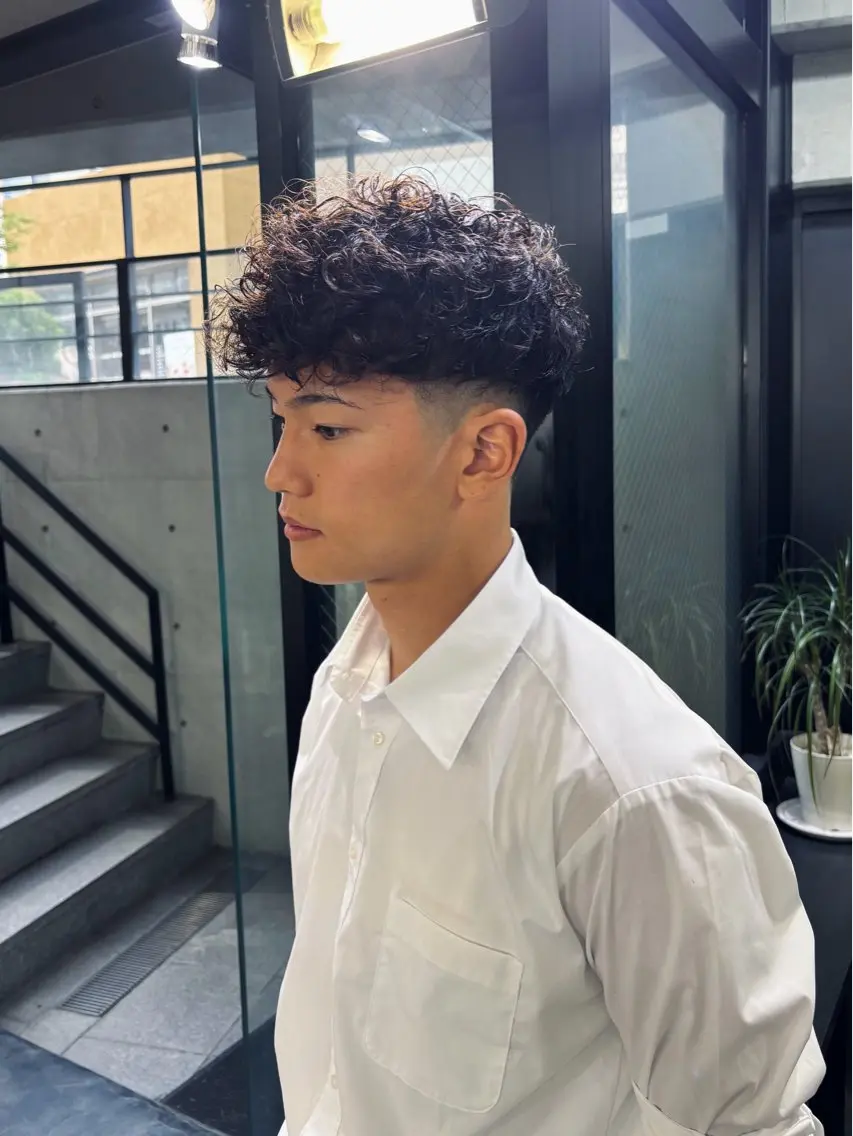 ショート パーマ メンズ フェードカット メンズパーマ スペインカール 外国人風カラー カット パーマ pizzicato あき坊のヘアスタイル