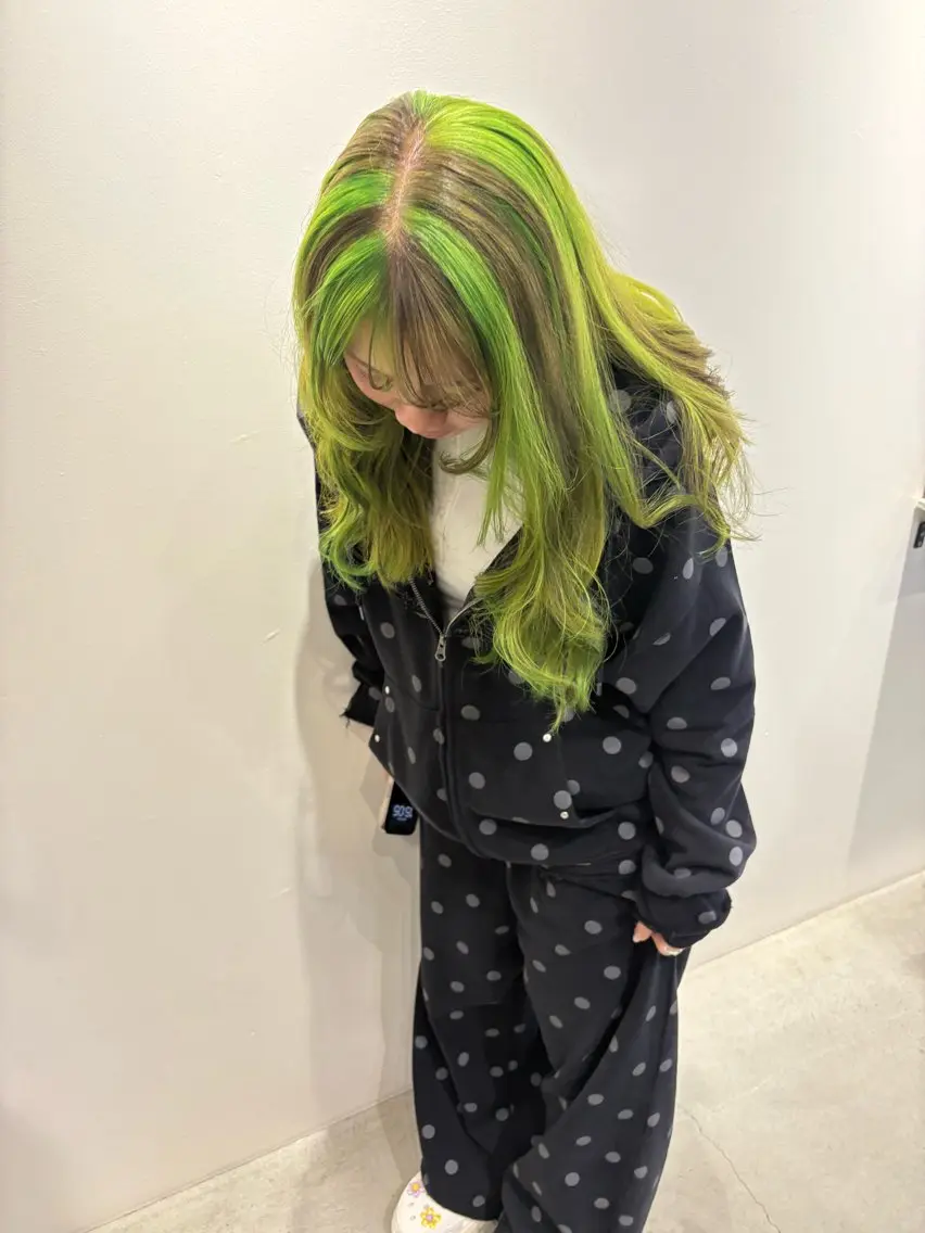 ロング カラー ヘアカラー ヨシノ マナウのヘアスタイル